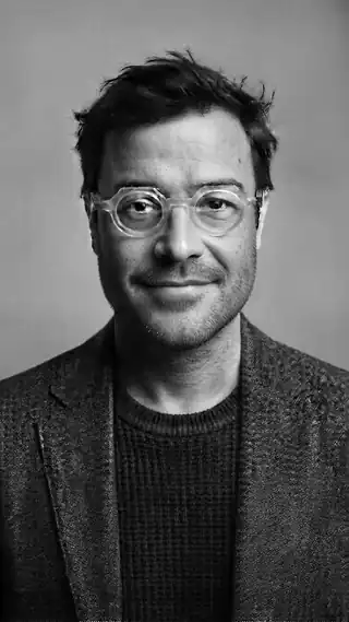 Portrait en noir et blanc de Thibault, créateur de sites web indépendant